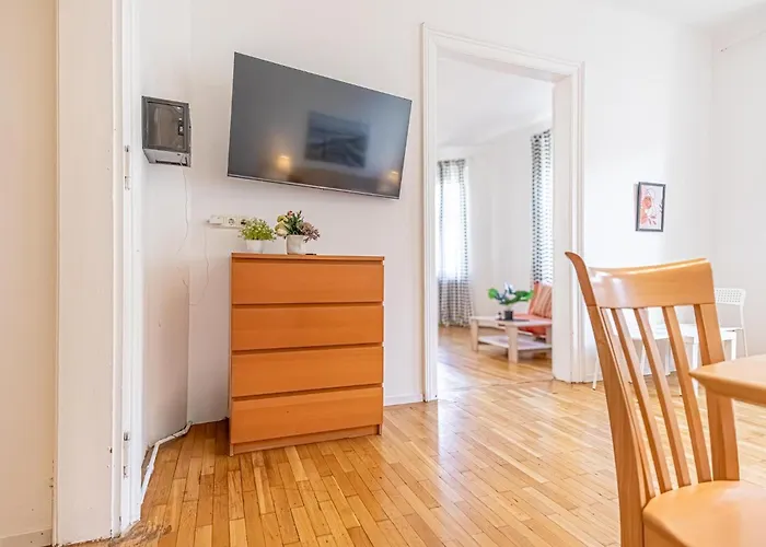 Affordable 2br Near Wiener Stadthalle דירה