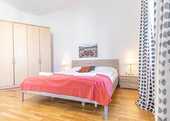 Affordable 2br Near Wiener Stadthalle דירה