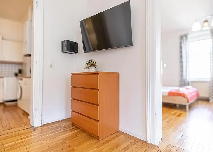 Affordable 2br Near Wiener Stadthalle דירה