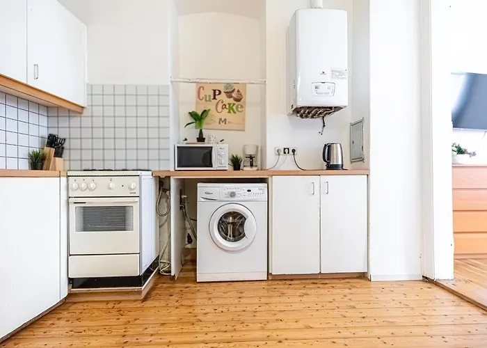 Affordable 2br Near Wiener Stadthalle דירה *