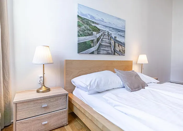 Affordable 2br Near Wiener Stadthalle דירה *