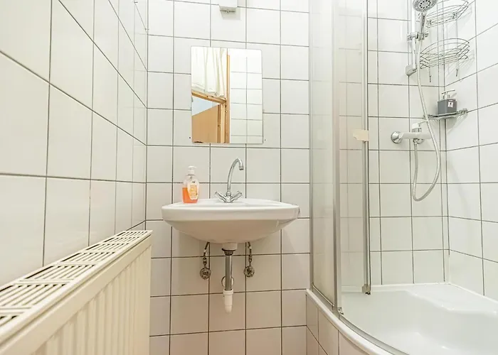 Affordable 2br Near Wiener Stadthalle דירה *