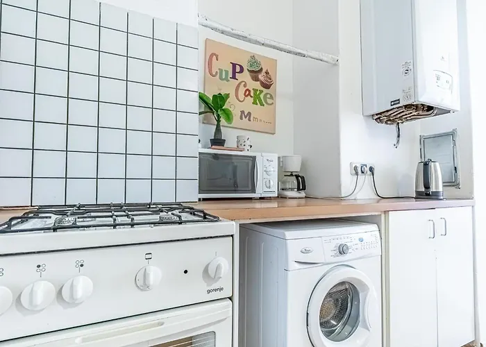 Affordable 2br Near Wiener Stadthalle דירה *