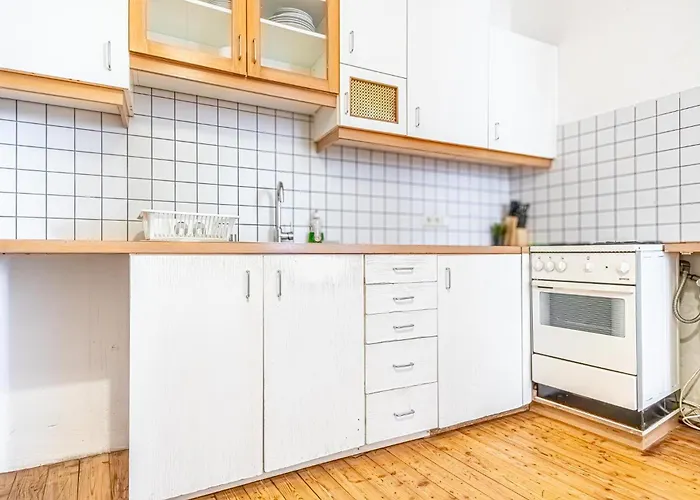 Affordable 2br Near Wiener Stadthalle דירה *